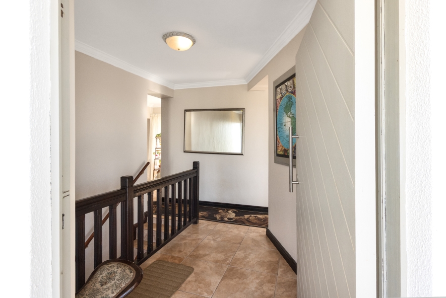 5 Bedroom Property for Sale in Mountainside Western Cape